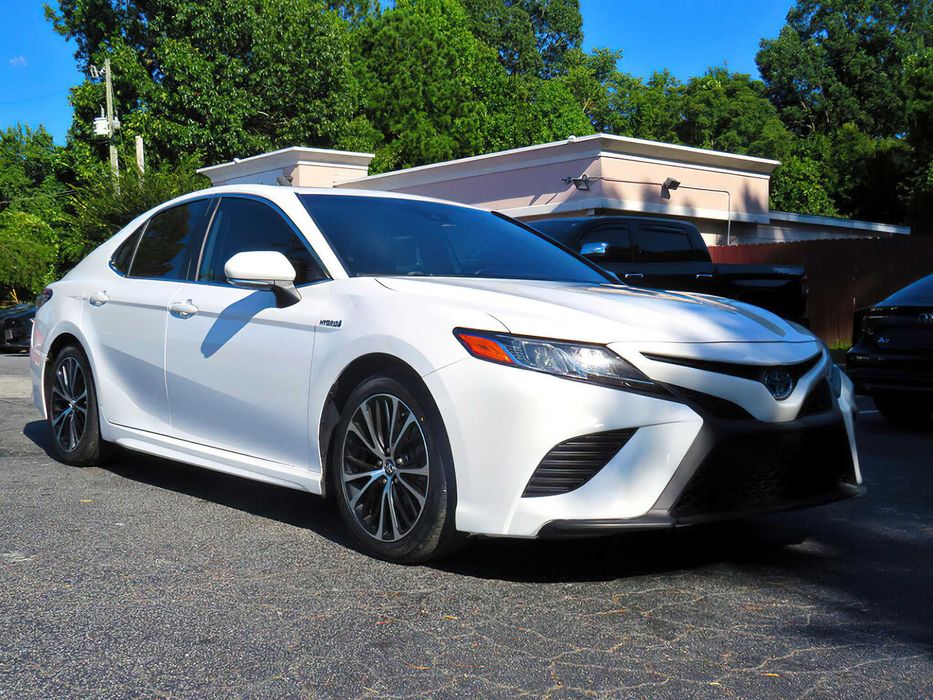 Toyota Camry Hybrid      2019