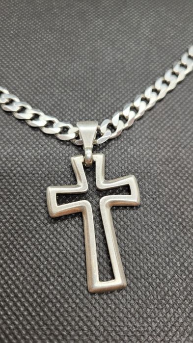 Srebrny łancuszek pancerka z dużym krzyżem srebro.