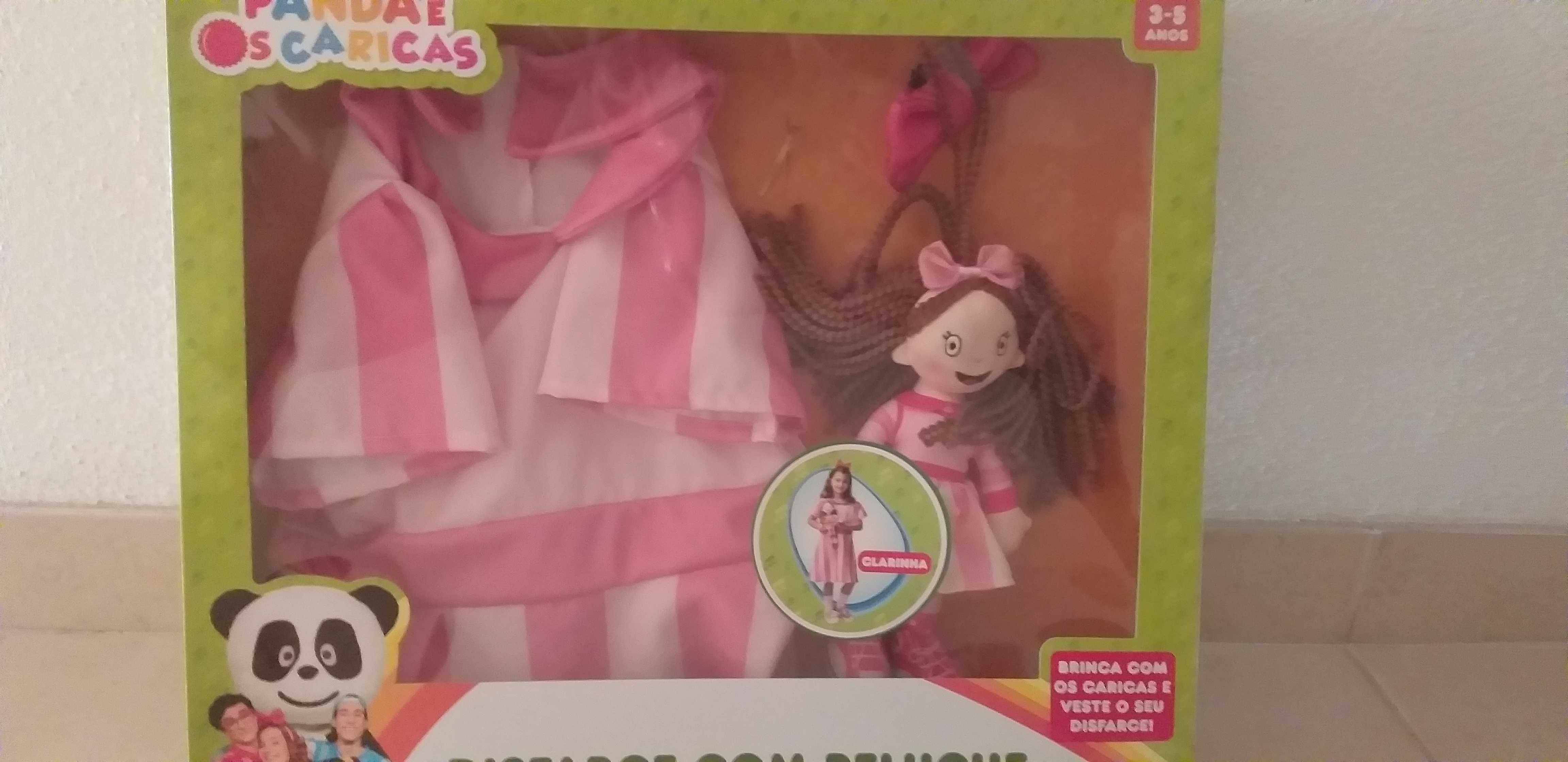 Disfarce Pedro com peluche do Panda e os Caricas