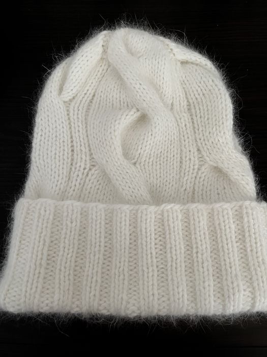 Шапка женская из итальянской ангоры, белая, ручная работа