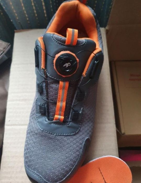 Кросівки з твердим носком для роботи.