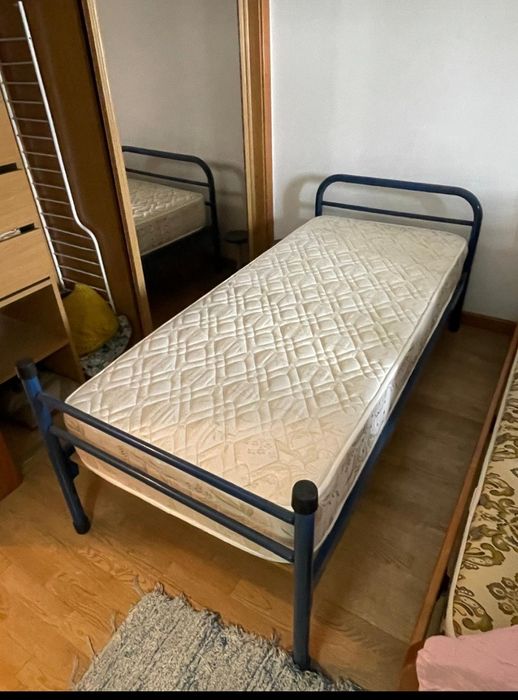 Cama de solteiro em ferro