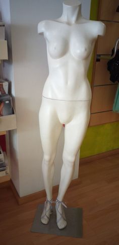 Vendo Manequins de Senhora com pernas sem cabeça .