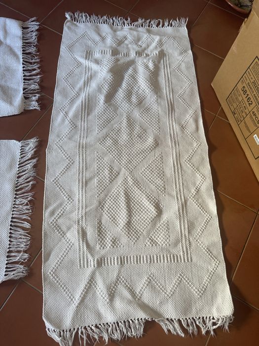 3 tapetes brancos de quarto como novos
