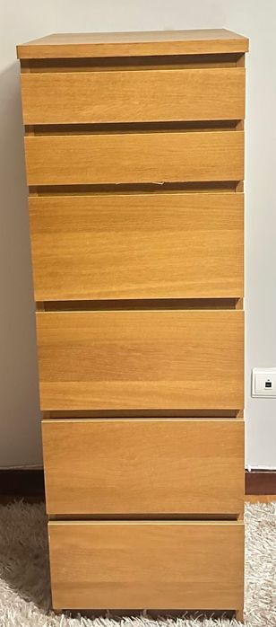 Cama de casal com camiseiro e duas mesas de cabeceira