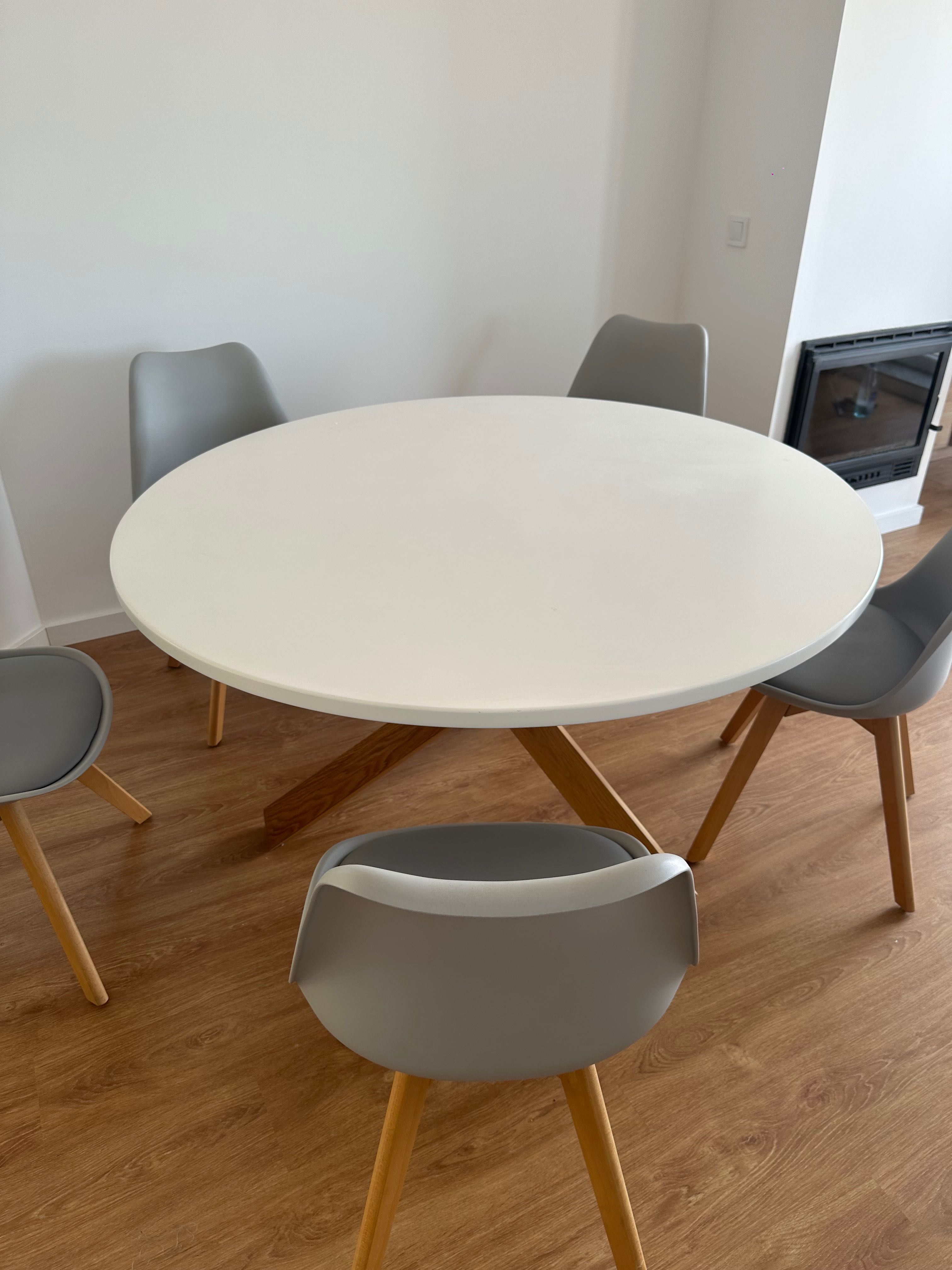 Conjunto mesa e cadeiras