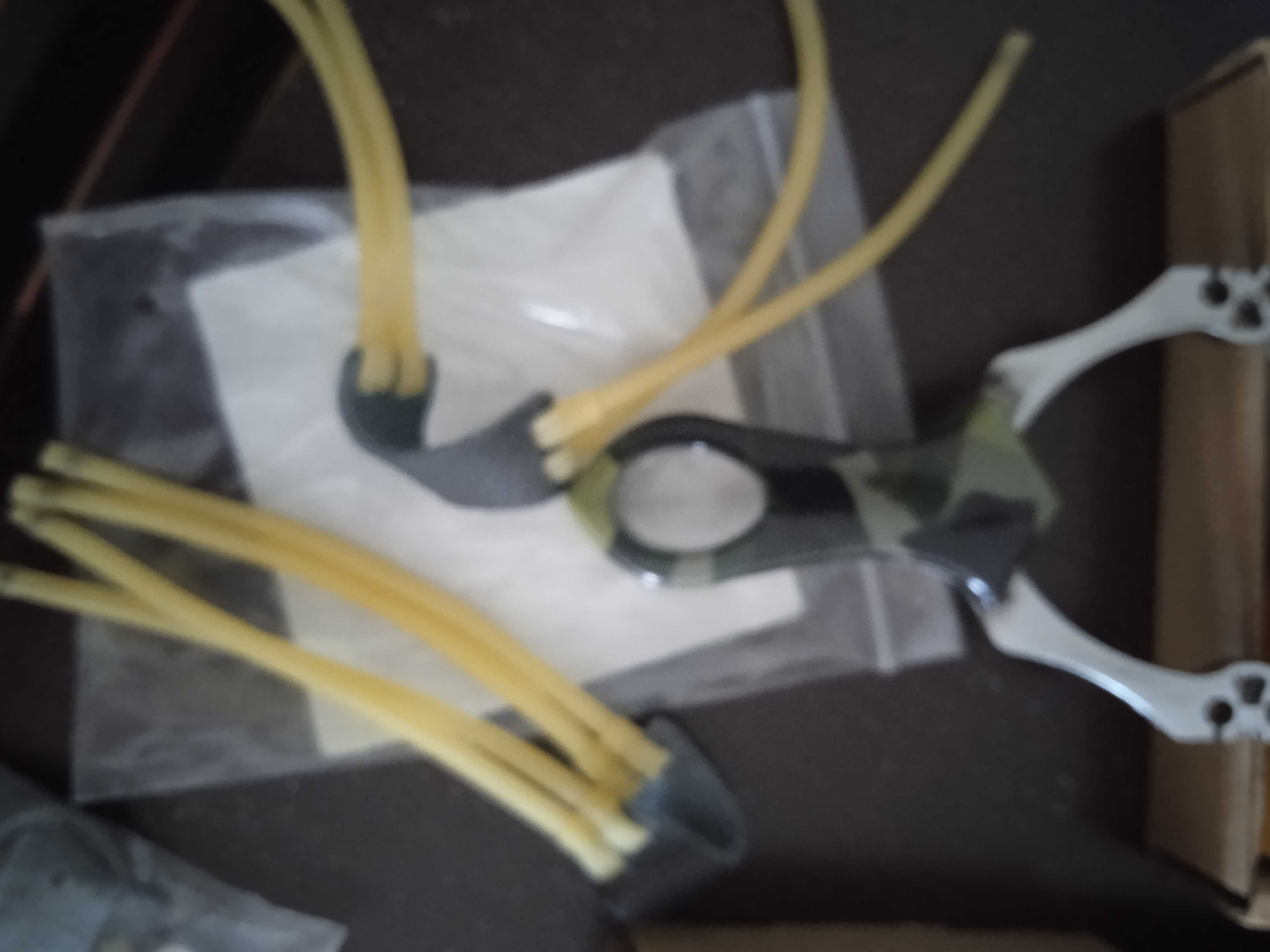 Fisga metálica  em aço e camuflado com 2 elásticos Pro
