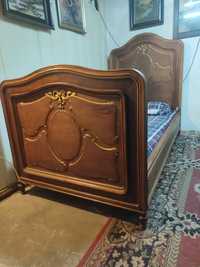 Stare łóżko pieknie rzeźbione