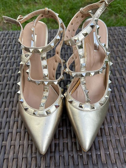 Stilettos/ sapatos de salto alto com tachas e fivelas