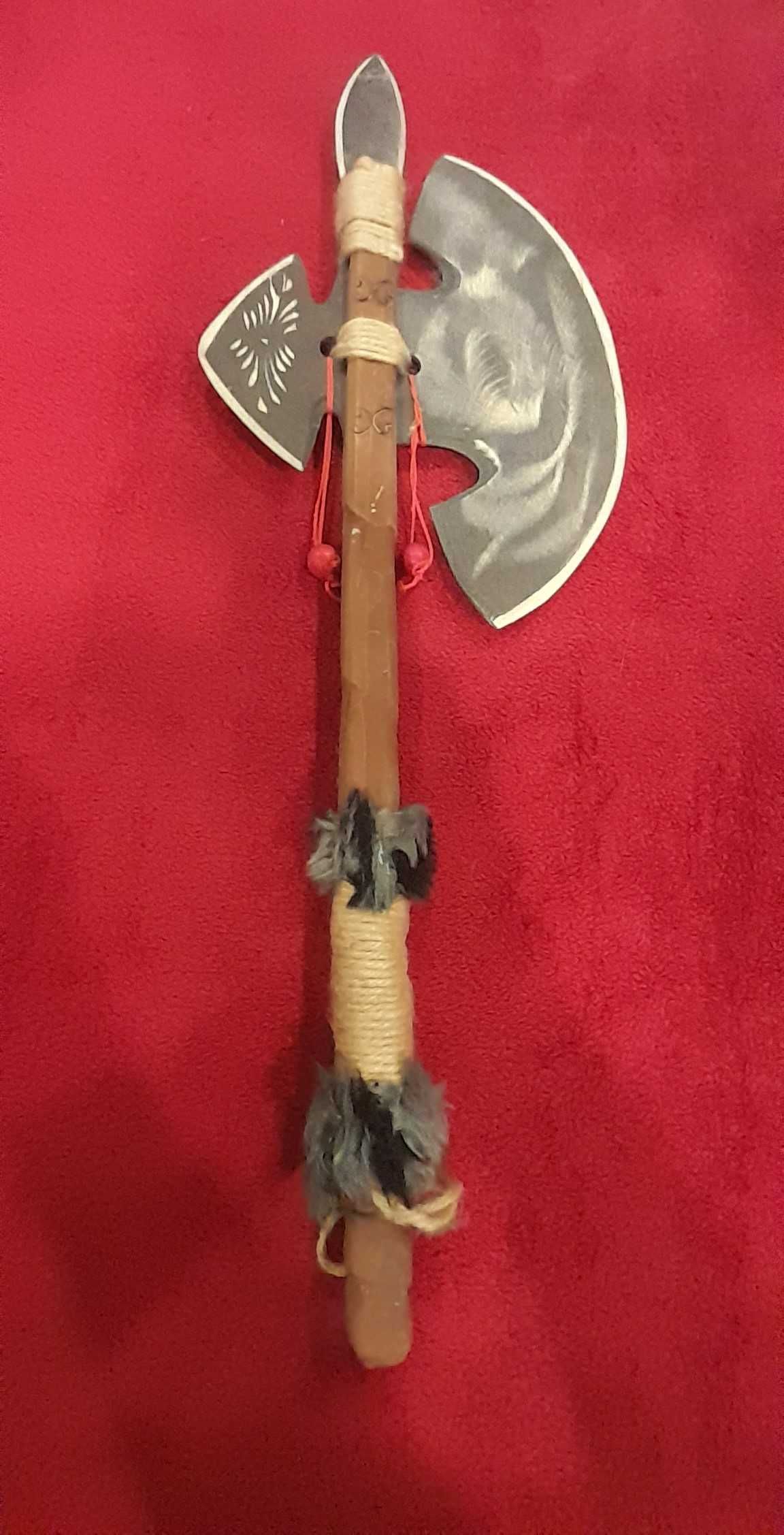 Drewniany topór z rękojeścią oplecioną sznurkiem. Długość ok. 70cm
