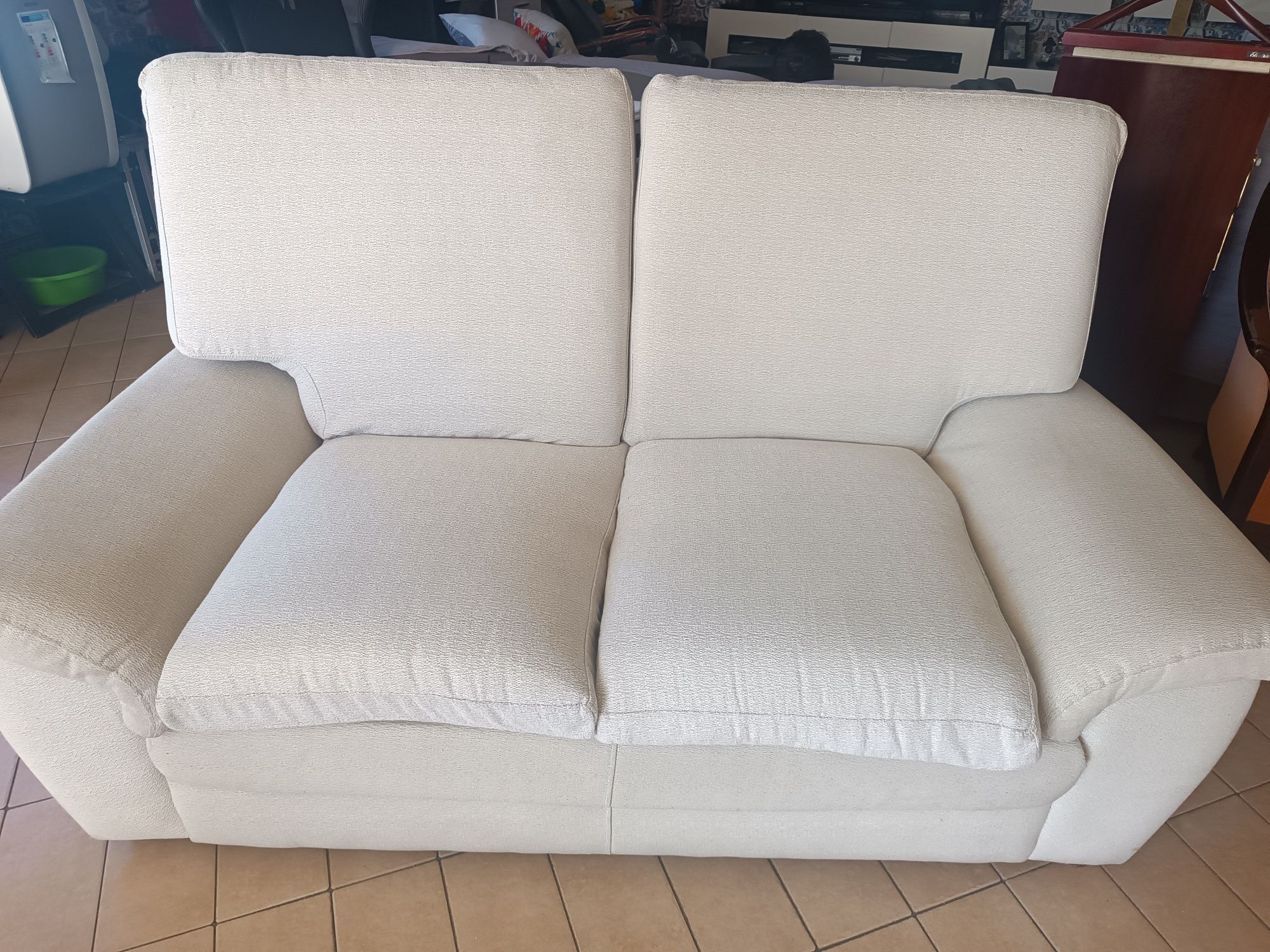 Sofá bege de 2 lugares