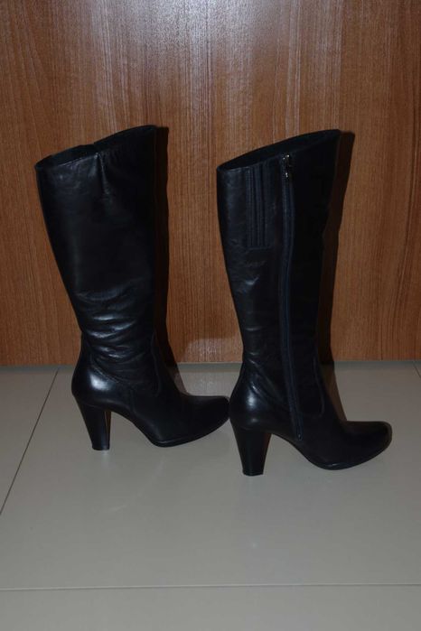Buty - kozaki czarne na obcasie.