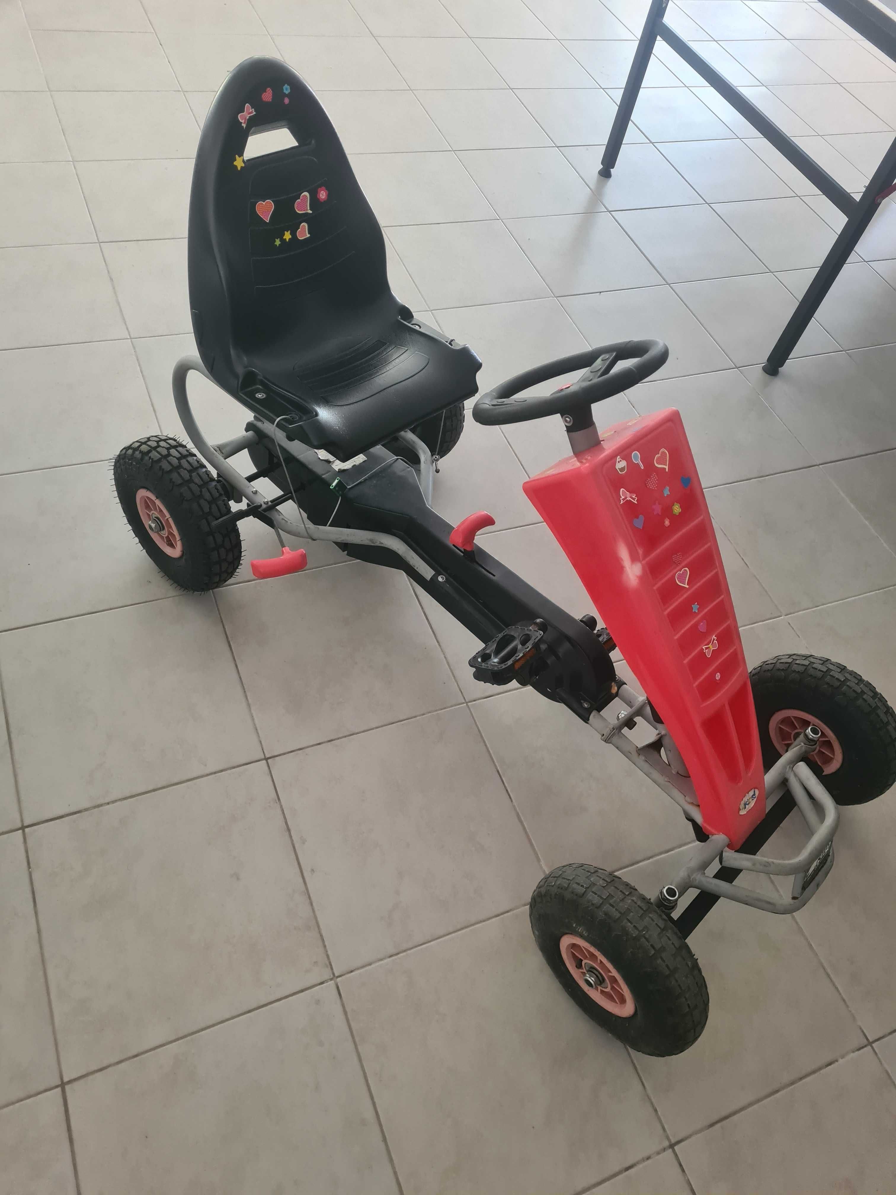 Carro a pedais a funçionar muito bem