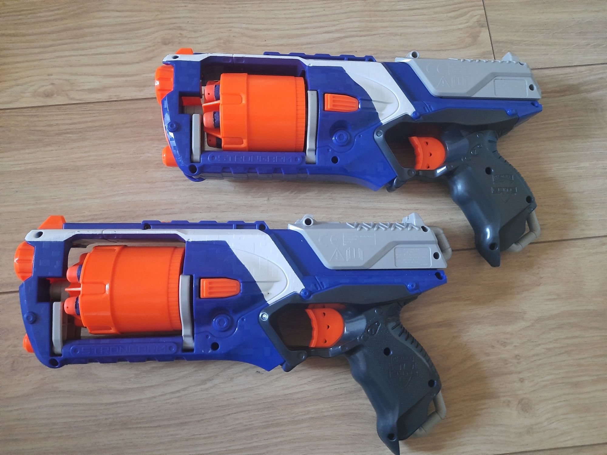 Dwa pistolety zabawkowe Nerf Strongarm