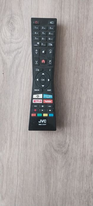 Pilot do telewizora JVC.