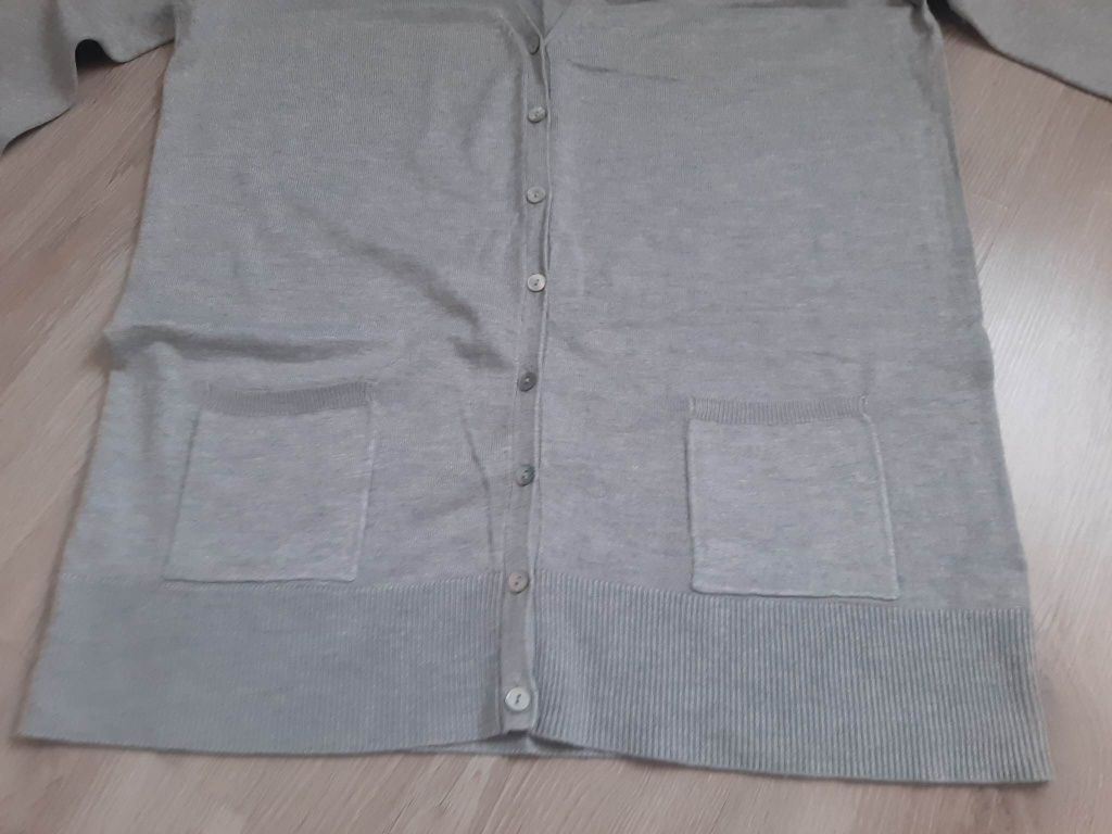 Sweter z guziczkami