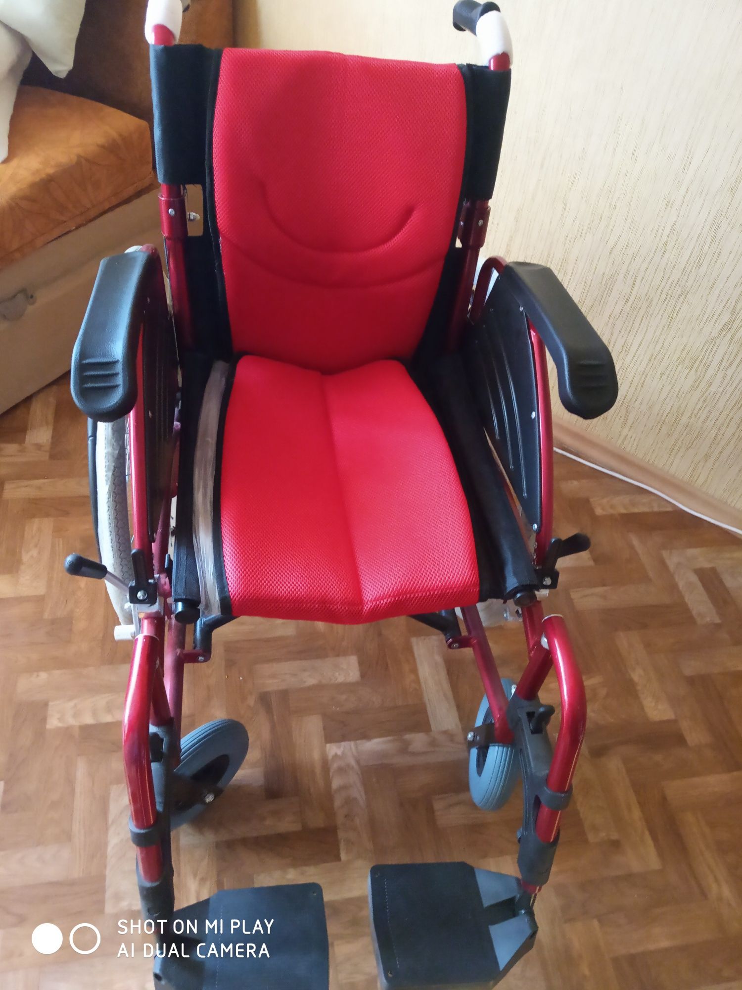 Коляска для інвалідів,нова ручне керування від задніх коліс, складаеть