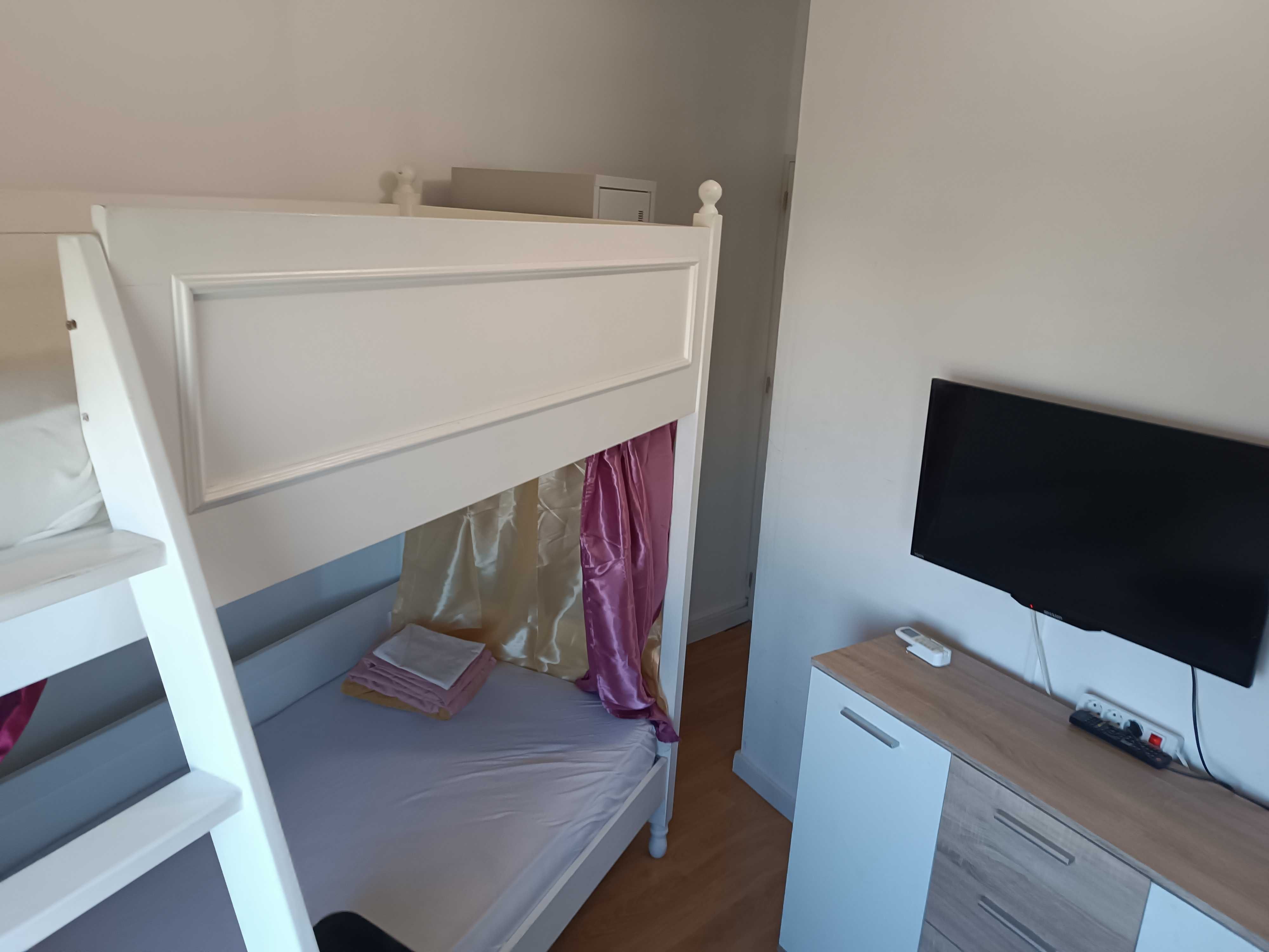 Quarto Privado com Varanda, Beliche, TV, Wi-Fi & AC