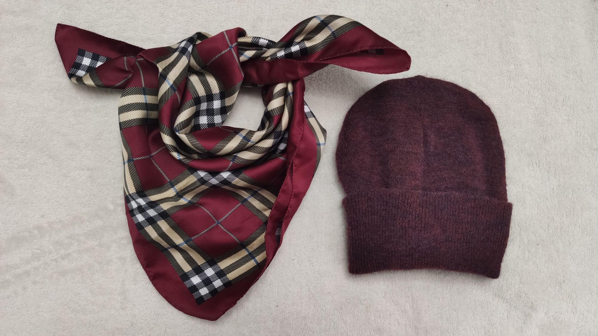 Komplet: bordowa czapka i apaszka