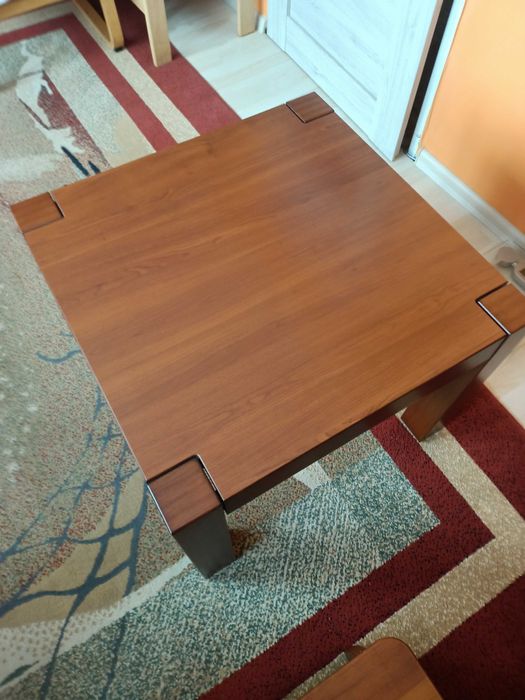 Ładny stolik kawowy w bardzo dobrym stanie