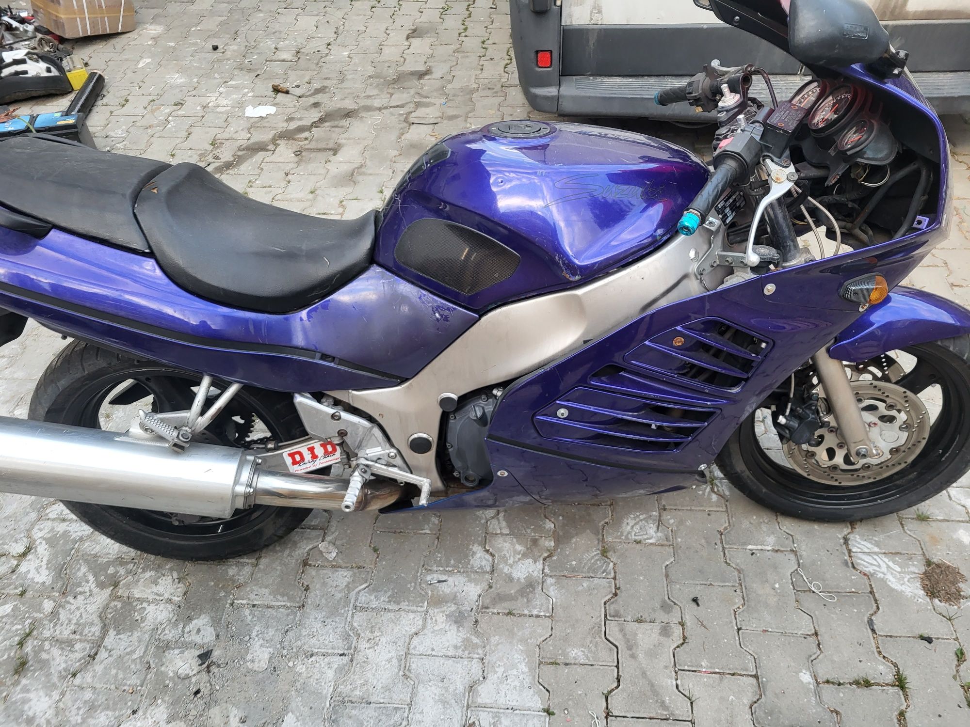 Bąk zbiornik paliwa suzuki rf 600