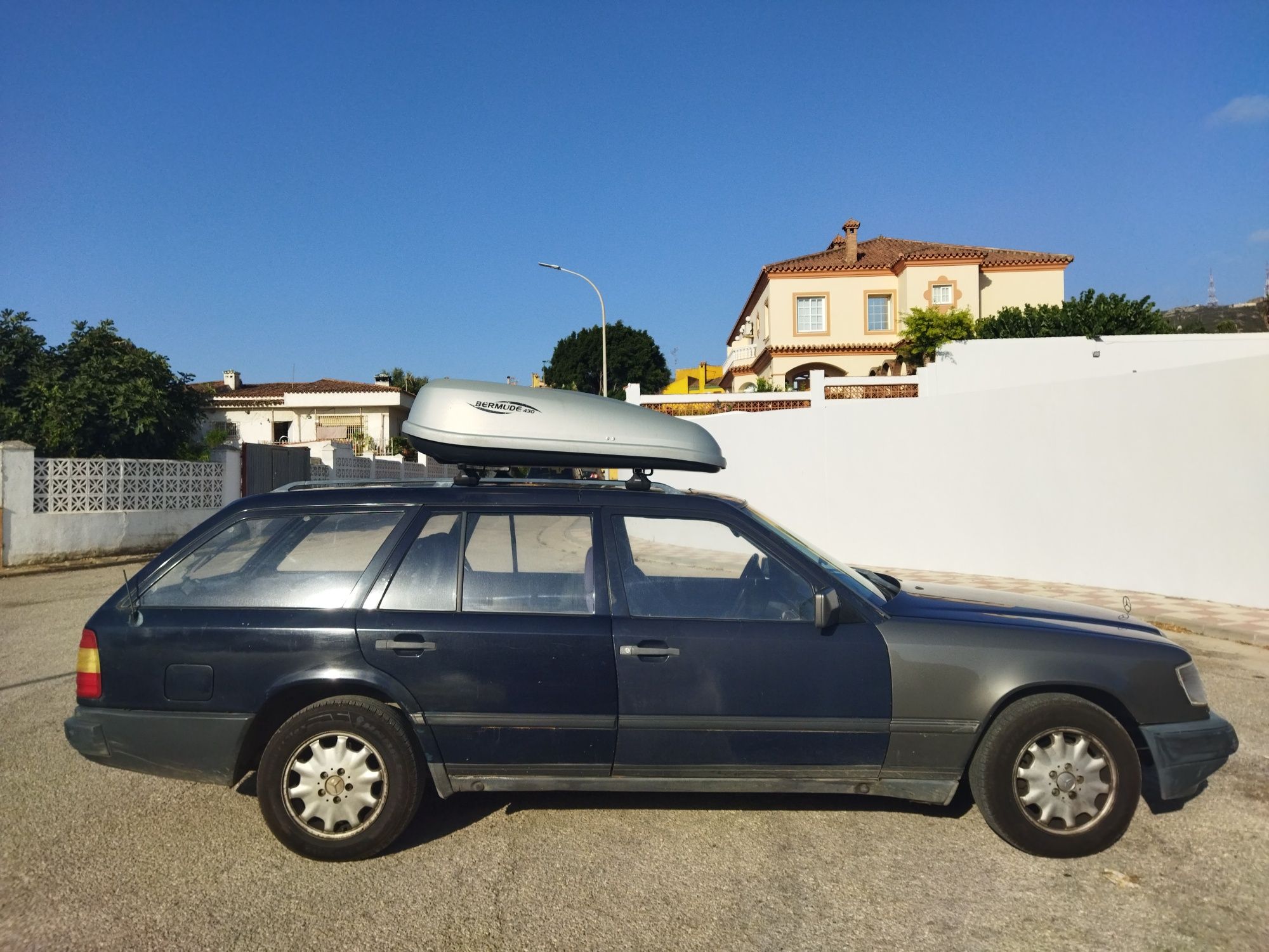 Mercedes Benz S124.    250TD