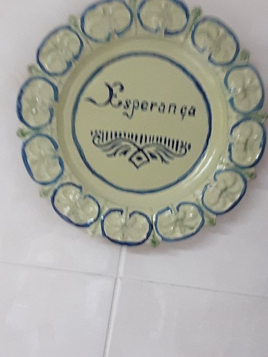 Prato de olaria  em barro  branco assinado