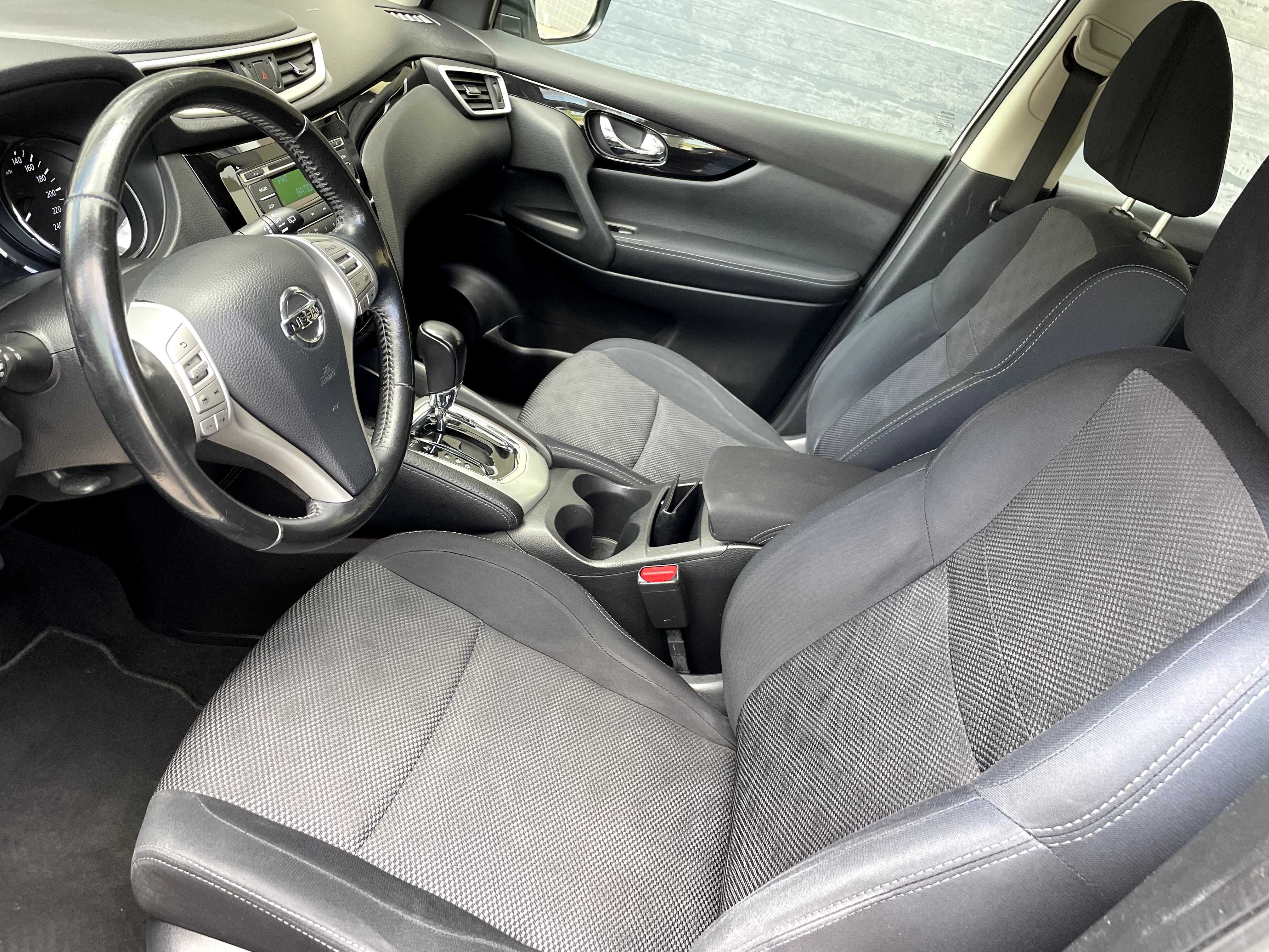 Nissan Qashqai 1.6 Cx. automática Excelente estado. Pneus novos.