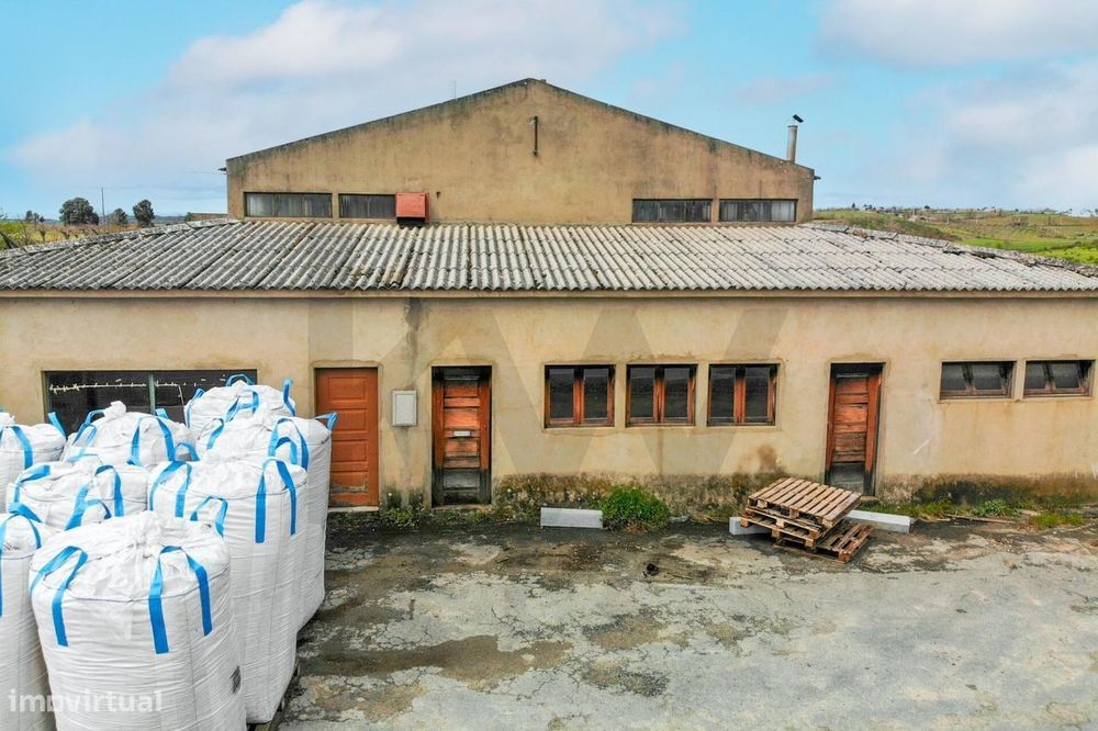 Unidade Industrial/Armazém no centro de Mogadouro (antiga padaria Bárt