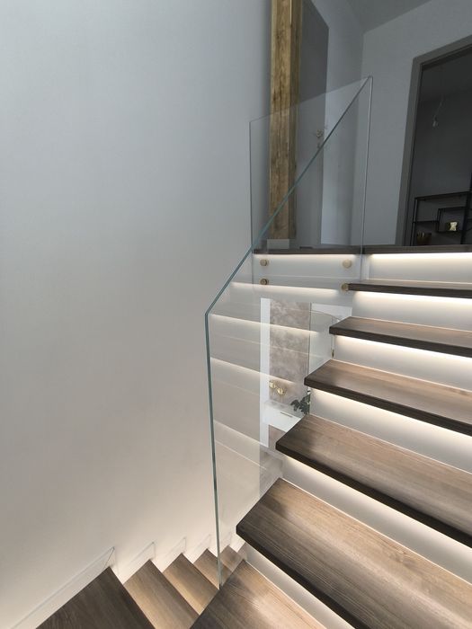 Balustrady z montażem szklane, nierdzewne, ze stali.  INOX-FORCE