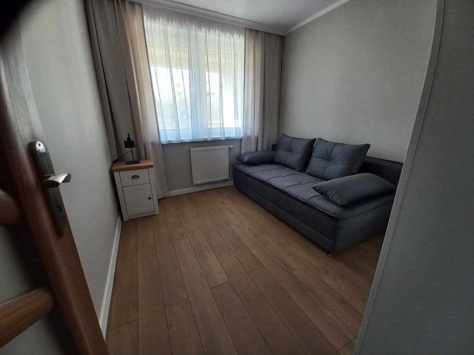 Wynajmę mieszkanie 60 m PARTER 3 pokoje loggia piwnica ul. Różna