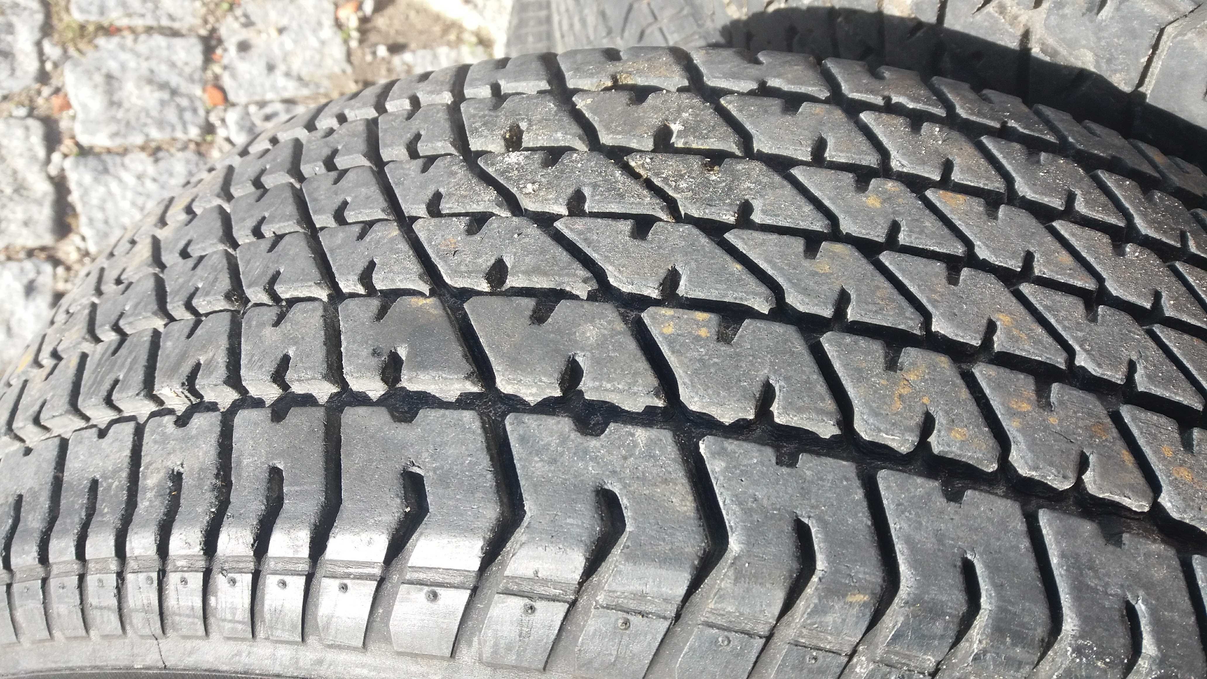 4 Pneus goodyear 235/60-15