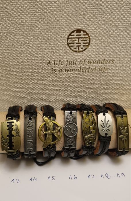 Pulseiras de Couro Pretas Ajustáveis