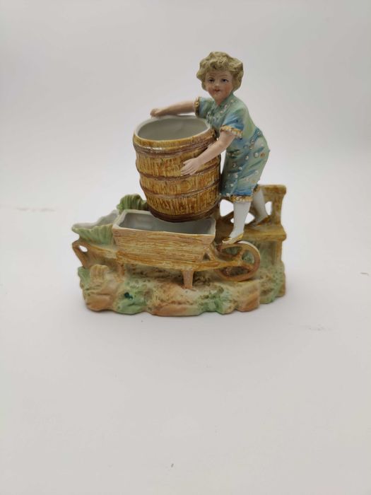 Фарфоровая статуэтка "Мальчик с бочкой". Германия