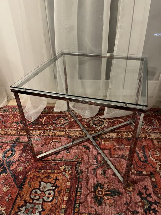 Szklany stolik kawowy w metalowej ramie Selsey