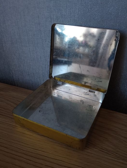 Stare metalowe pudełko . Vintage