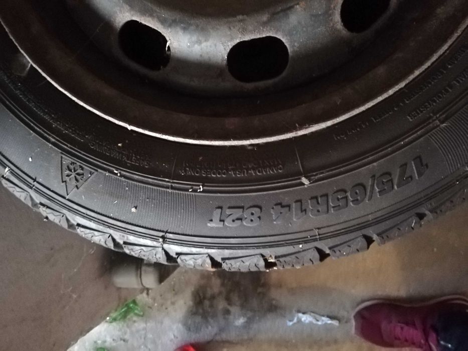 Opony zimowe z felgami premiorri 175/65R14 ok.6mm stan dobry z Golfa 4
