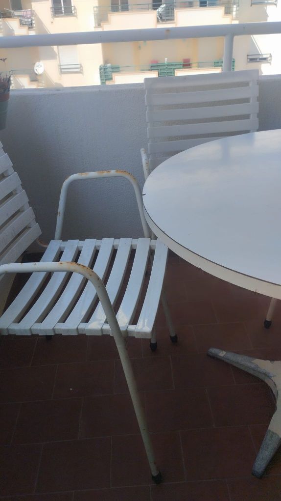 Mesa de jardim com 4 cadeiras