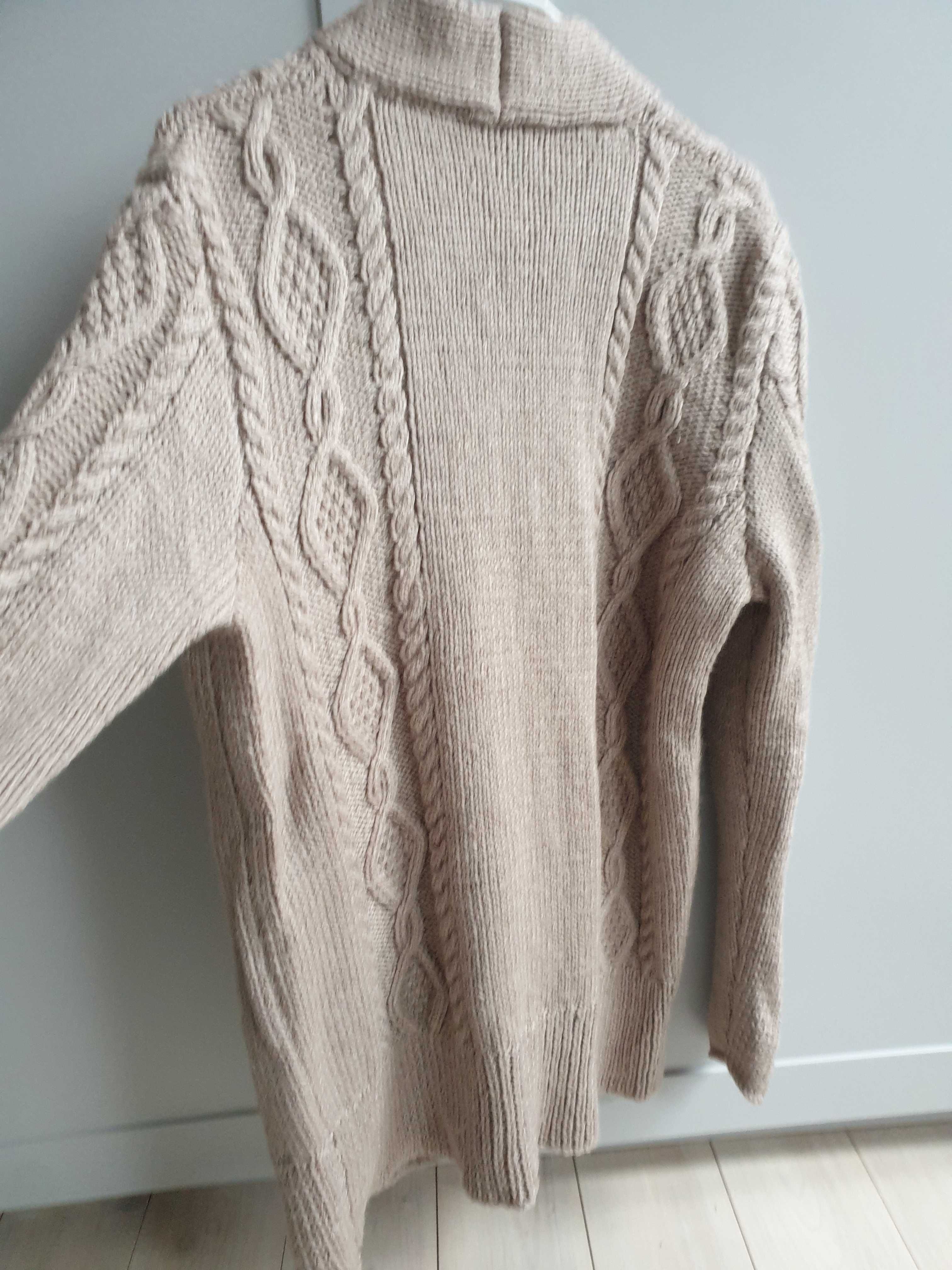 Beżowy ręcznie robiony sweter z warkoczem kardigan 38 40 wełniany