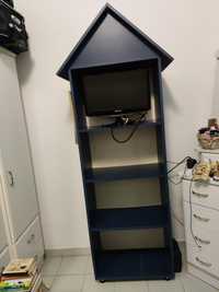 Armário azul com gaveta em cima