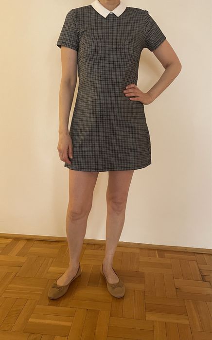 Sukienka mini z białym kołnierzykiem