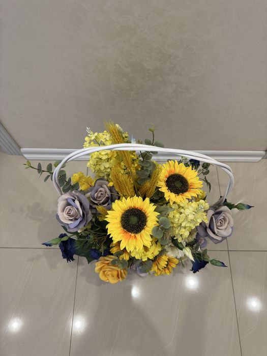 Букет штучних квітів у кошику