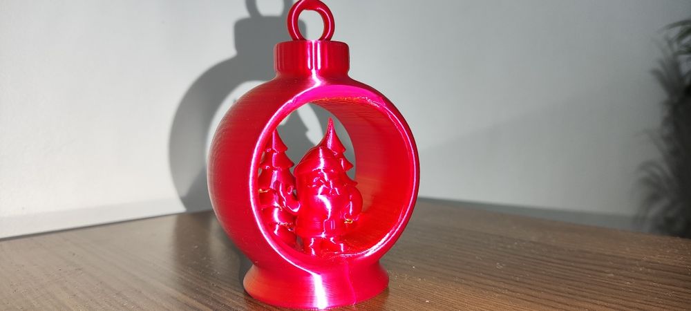 Bombka 3D z Mikołajem i Choinkami – Ozdoba Świąteczna (7x10cm)