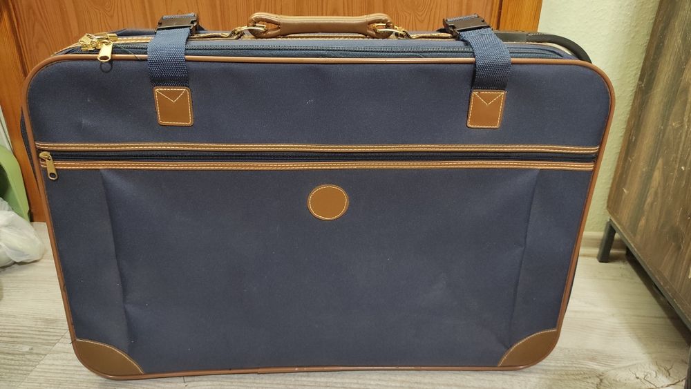 Продам чемодан дорожный