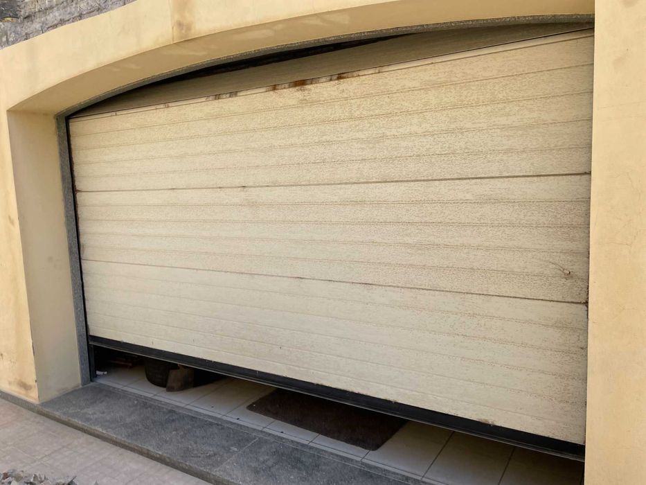 portão de garagem seccionado com motor BFT