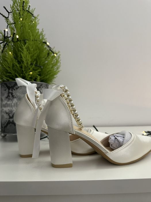 Białe czółenka na słupku