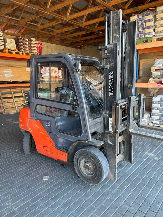 Wozek widlowy kabina TOYOTA 02-8FGF25 LPG 2500kg
