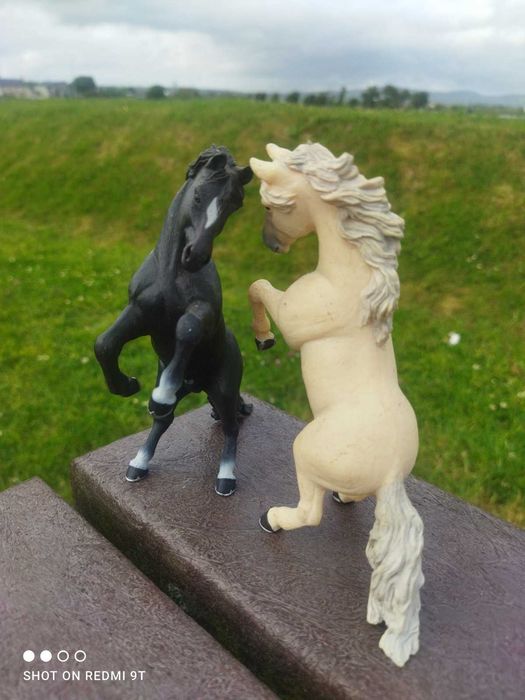 Лошади белая и черная Papo лот