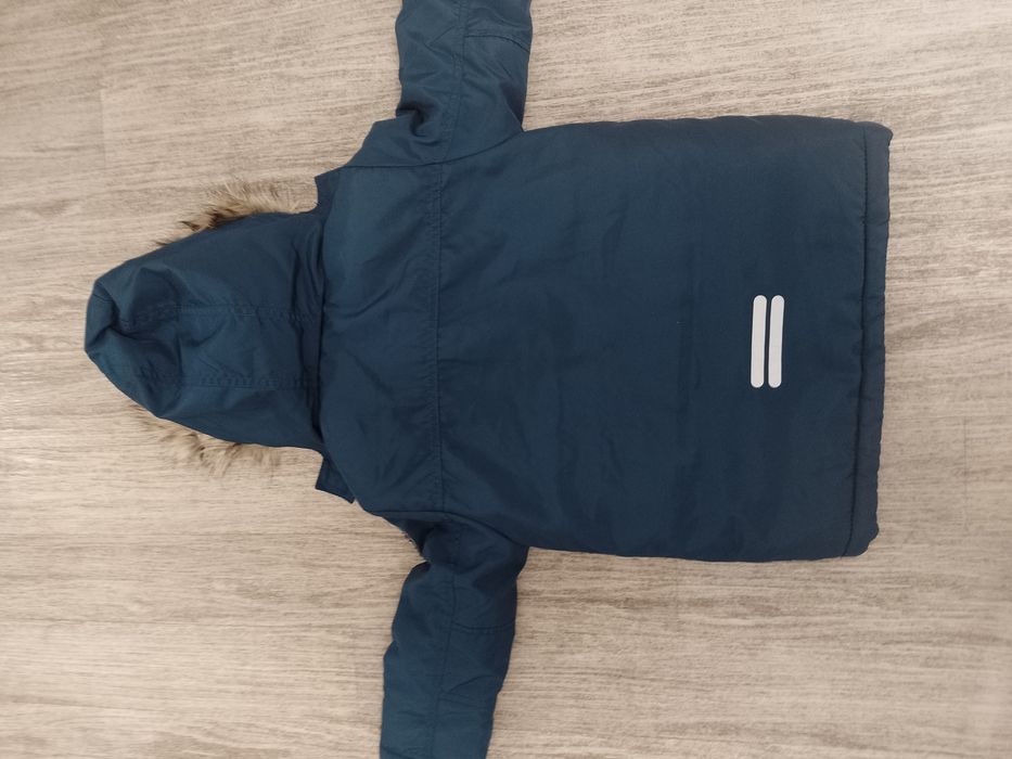Sprzedam zimową kurtkę z kapturem dla dziecka rozmiar 104 cm firmy H&M