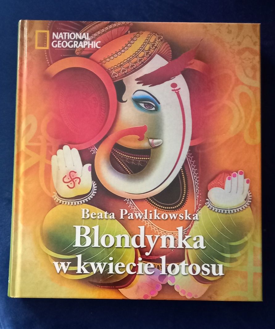 Blondynka w kwiecie lotosu